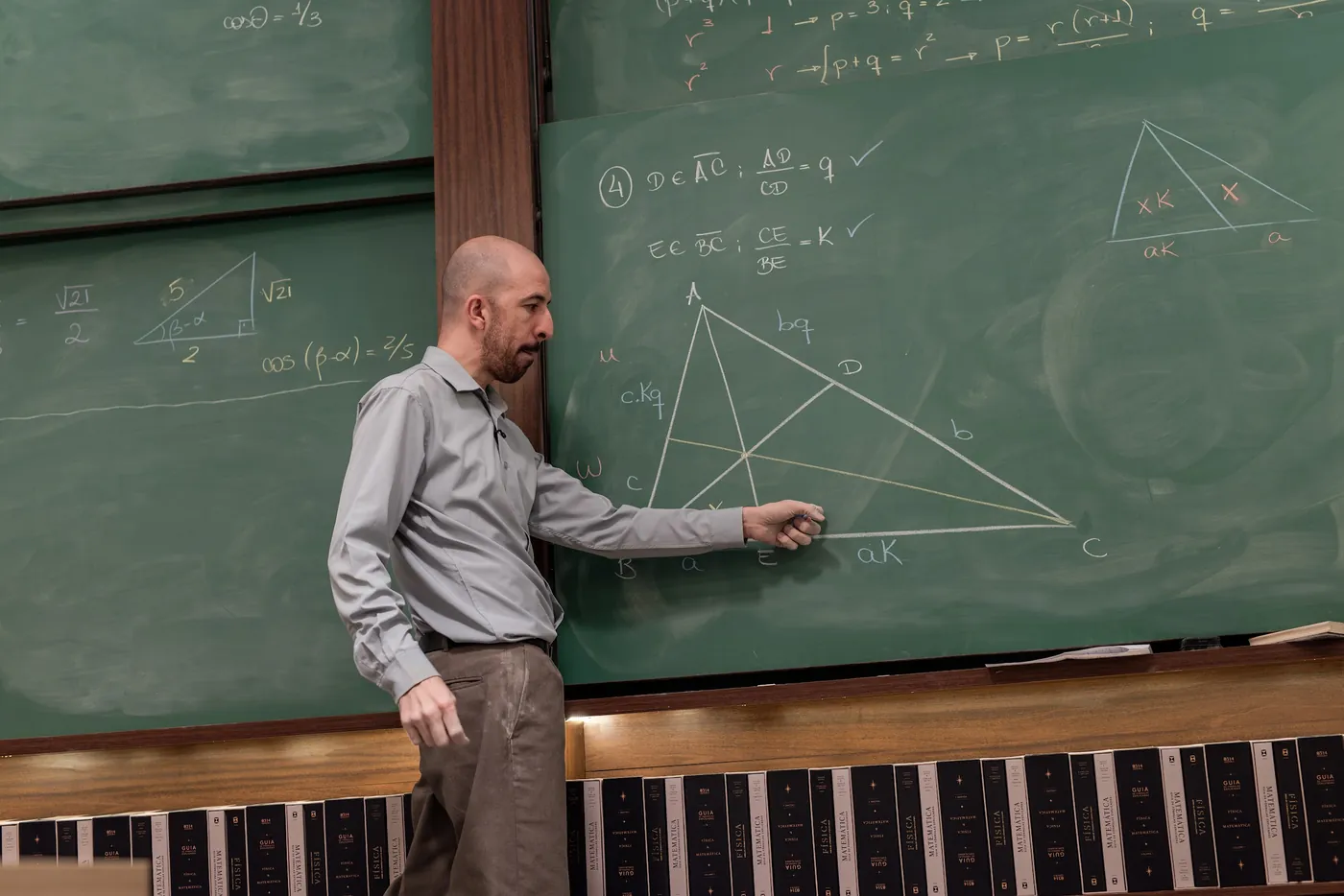 O Engenheiro explicando um triângulo no quadro verde