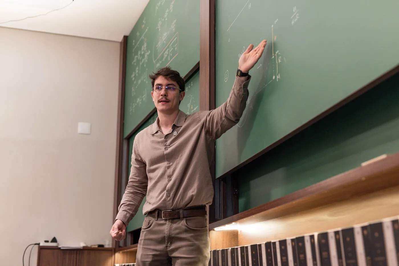 O Felipe explicando no quadro verde