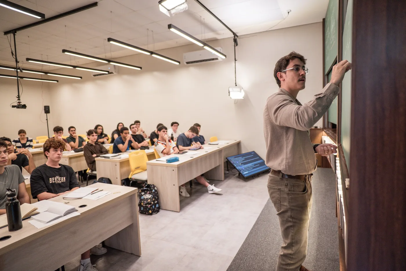 O Felipe no quadro verde, com a turma inteira na sala