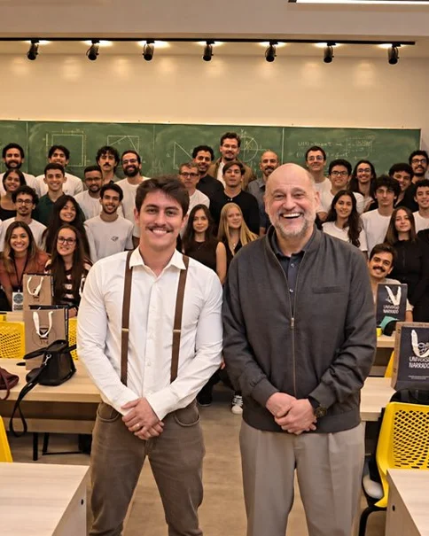 Felipe com uma turma de alunos num evento na sede do Universo Narrado