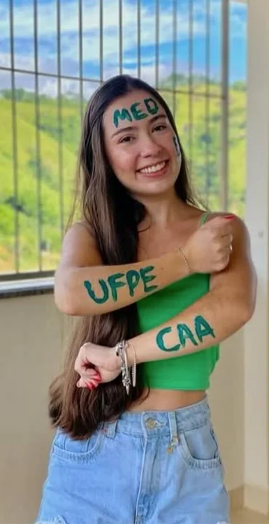Aluna com o braço pintado: Med, UFPE