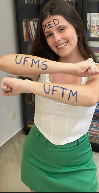 Aluna com o braço pintado: Med, UFMS e UFTM