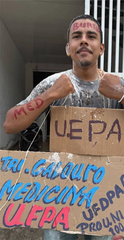 Aluno com cartaz: calouro de Medicina na UFPA