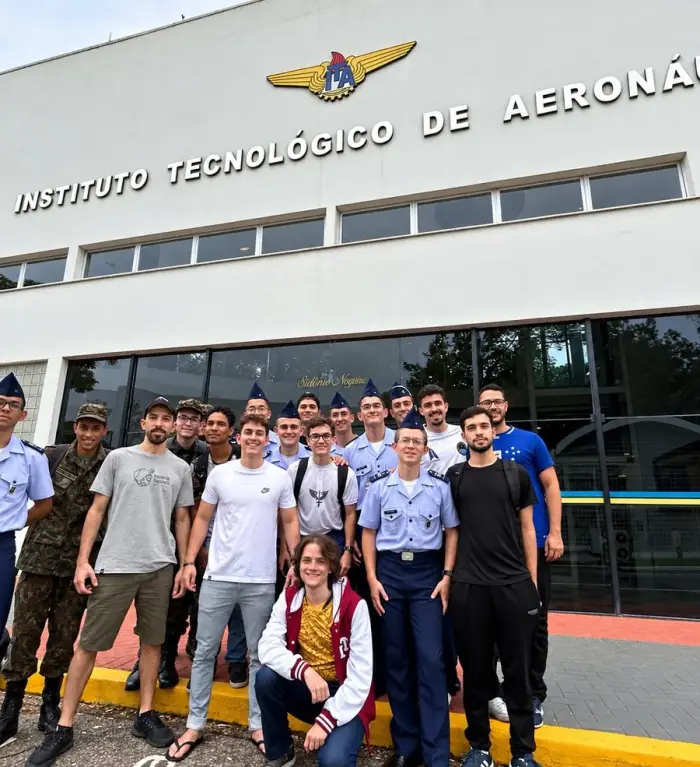 Felipe com alunos aprovados em frente ao Instituto Tecnológico de Aeronáutica