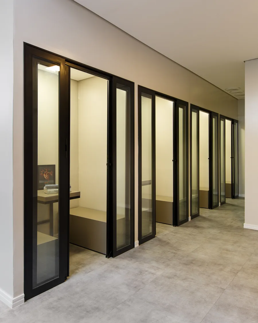 Cabines individuais de estudo com portas de vidro
